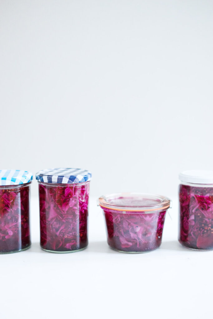 Eingelegter Rotkohl mit Zwiebel, Koriandersamen, Schwarzkümmel und Pfefferbeeren