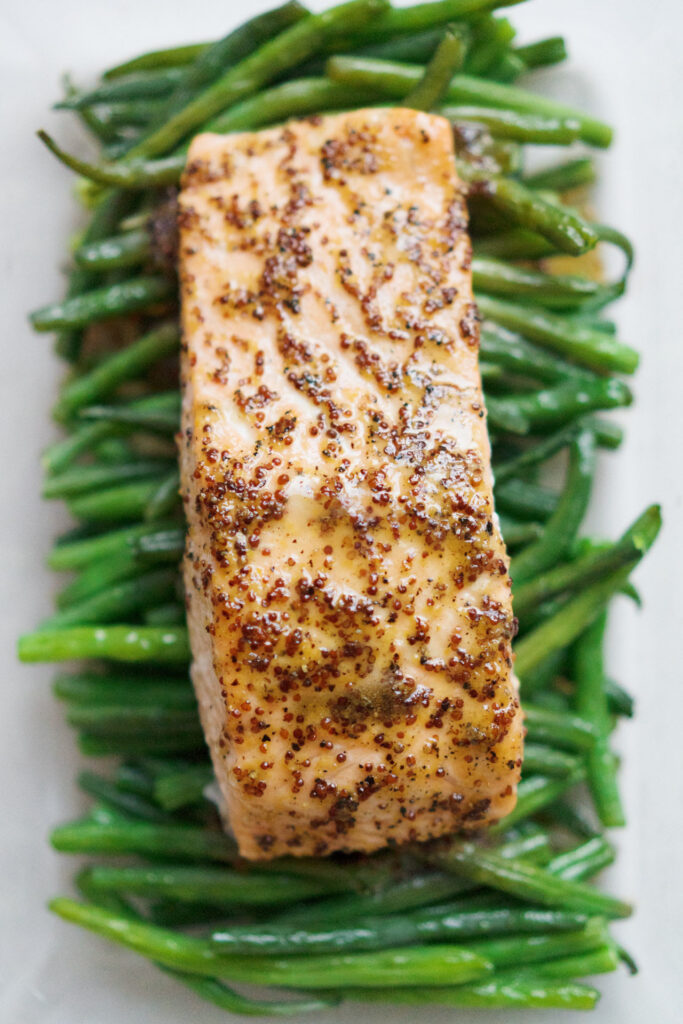Gebackener Lachs mit Honig-Senf-Marinade und grünen Bohnen
