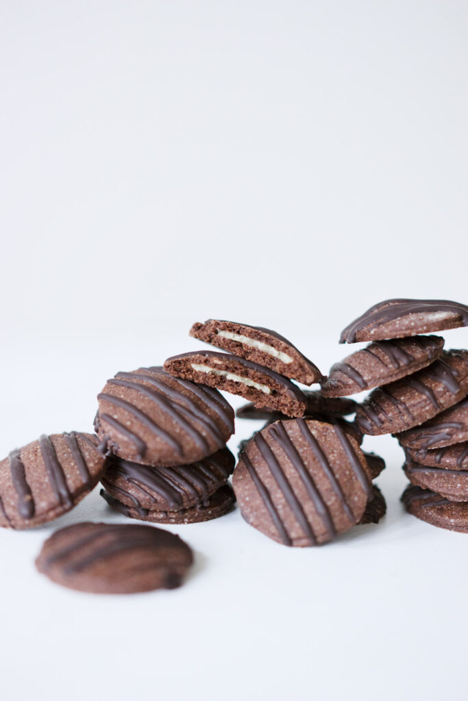 Gefüllte Schokoplätzchen mit Marzipan und Zartbitterschokolade
