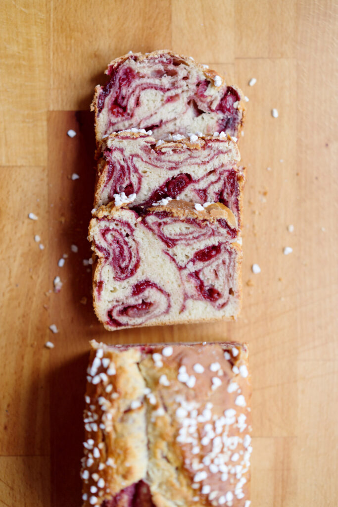 Gefüllter Hefekuchen mit Himbeerkonfitüre - Povitica