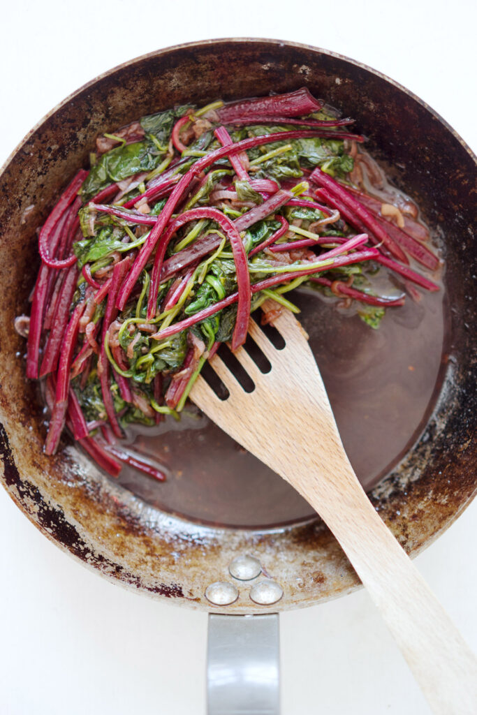 Geschmorte Rote Bete-Blätter und Spinat mit Balsamico