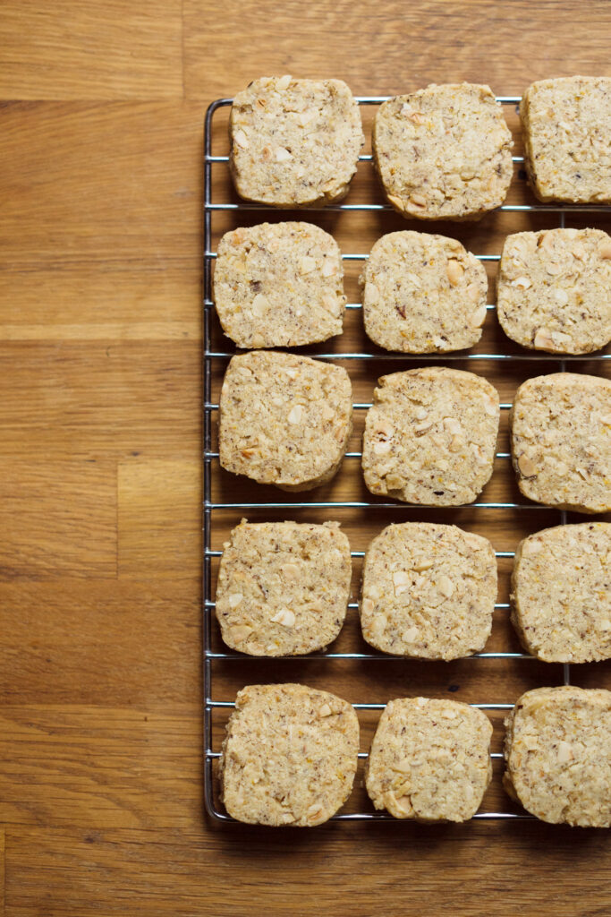 Haselnuss-Orangen-Shortbread mit knusprigem Krokant