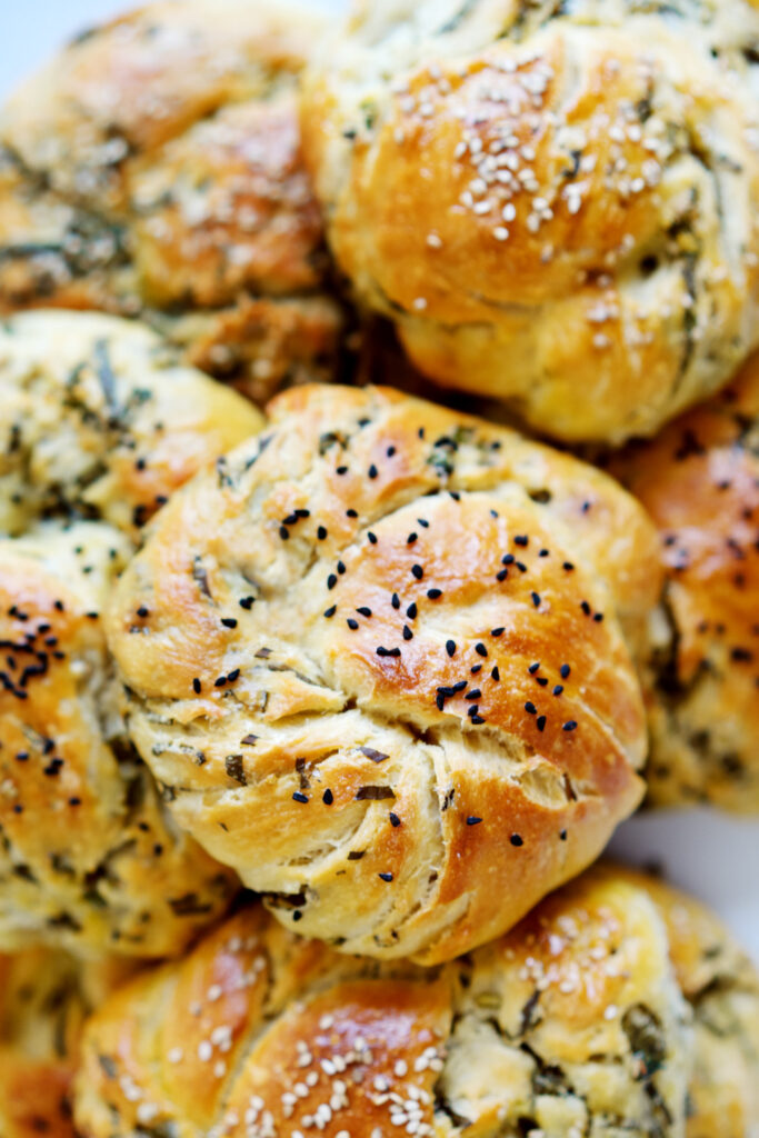 Hefeknoten mit Bärlauch, Sesam und Schwarzkümmel
