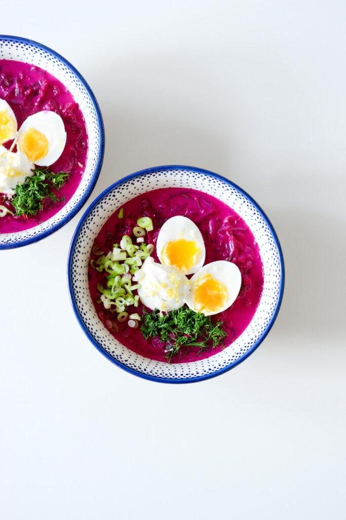 Kalte Rote Bete-Suppe mit Buttermilch und weichgekochtem Ei - Chłodnik