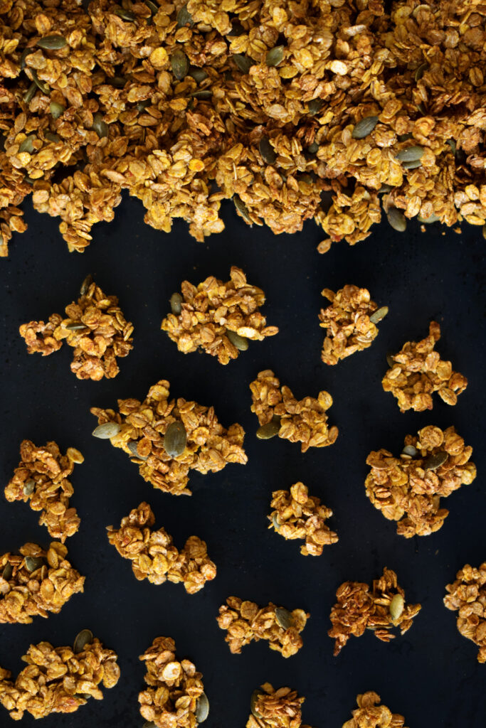 Knuspermüsli mit Kürbis, Kürbiskernen und Zimt