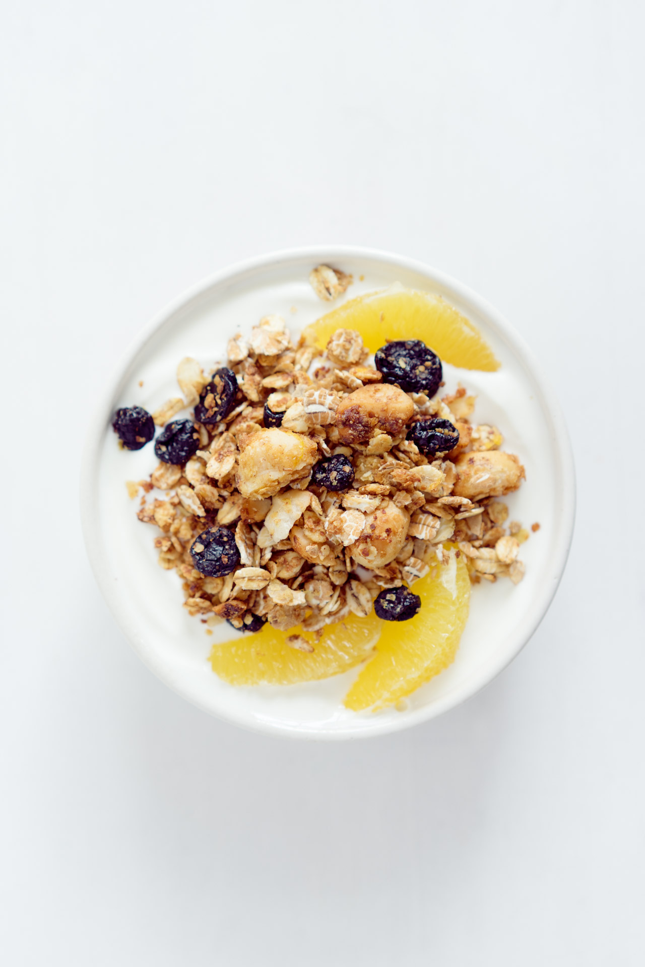 Knuspermüsli mit Macadamias, Blaubeeren und Orange