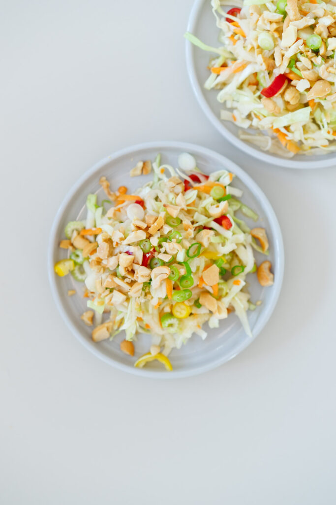 Krautsalat mit Spitzkohl, Kohlrabi, Cashews, Chili und Thai-Dressing