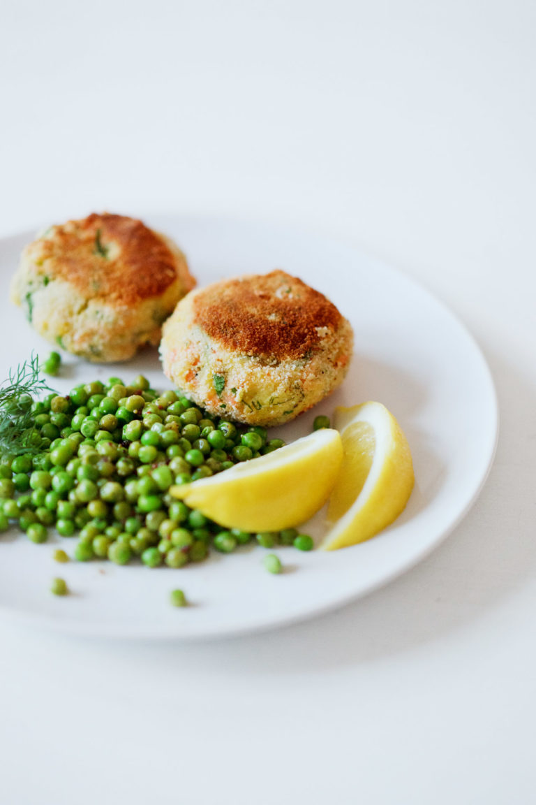 Lachs-Kartoffel-Frikadellen und Erbsensalat mit Zitronendressing ...