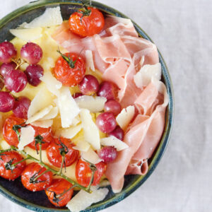 Polenta mit gerösteten Weintrauben und Tomaten, Parmesan und Parmaschinken