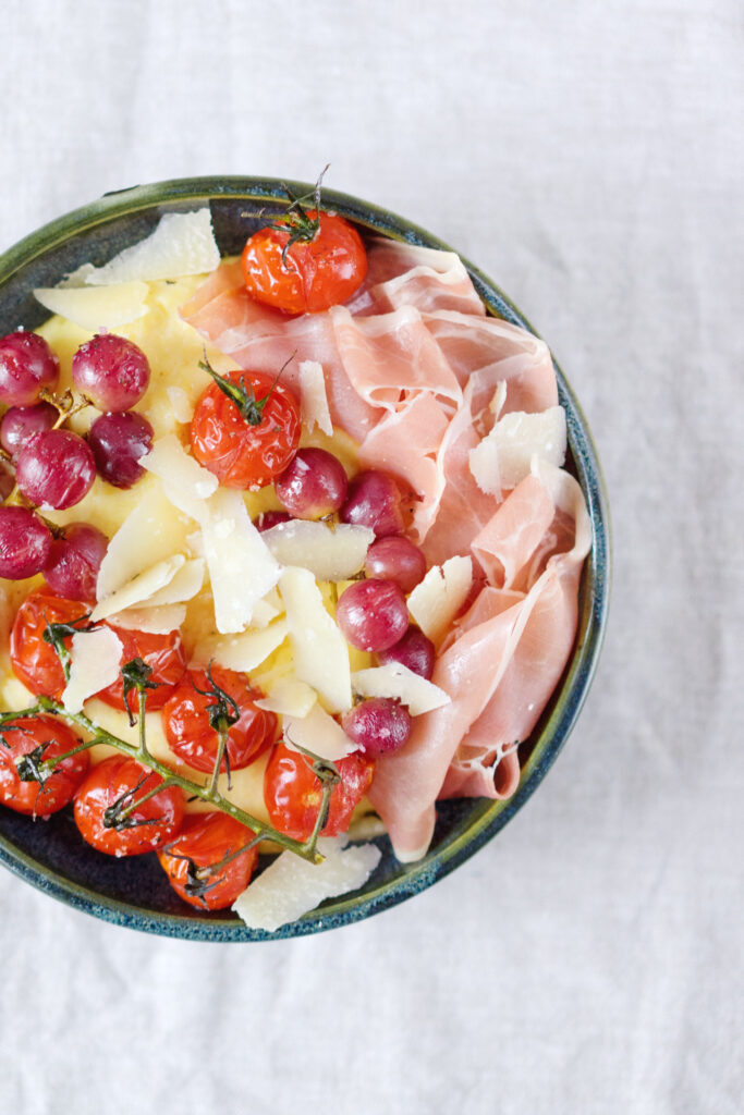 Polenta mit gerösteten Weintrauben und Tomaten, Parmesan und Parmaschinken