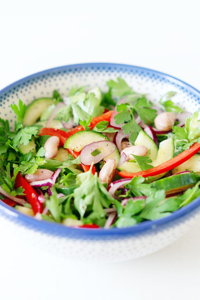 Salat mit Borlotti Bohnen, Gurke, Paprika und Petersilie