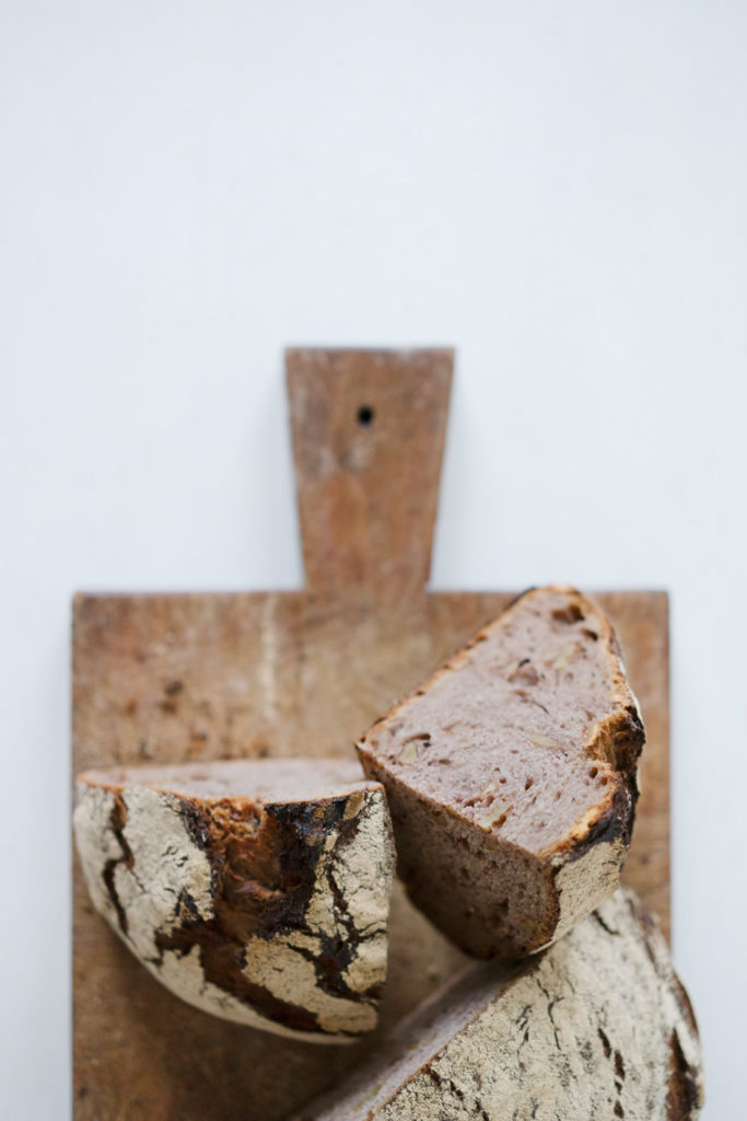 Sauerteigbrot mit Walnüssen und Traubensaft