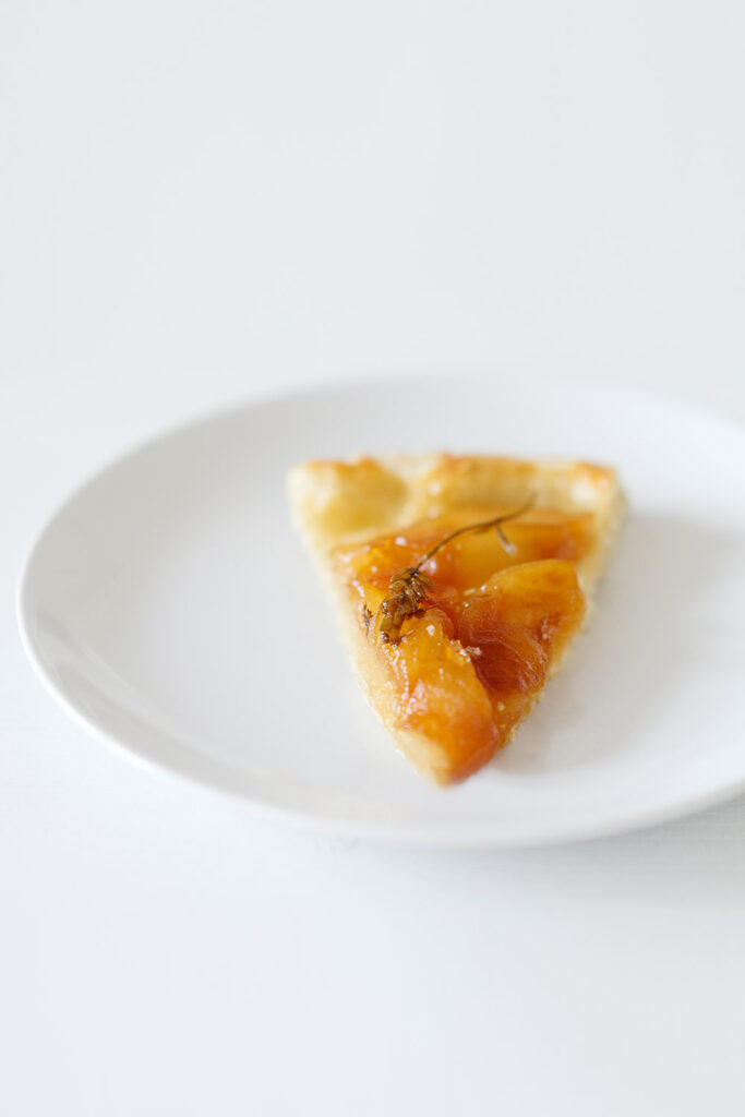 Tarte Tatin mit gesalzenem Karamell und Lavendel