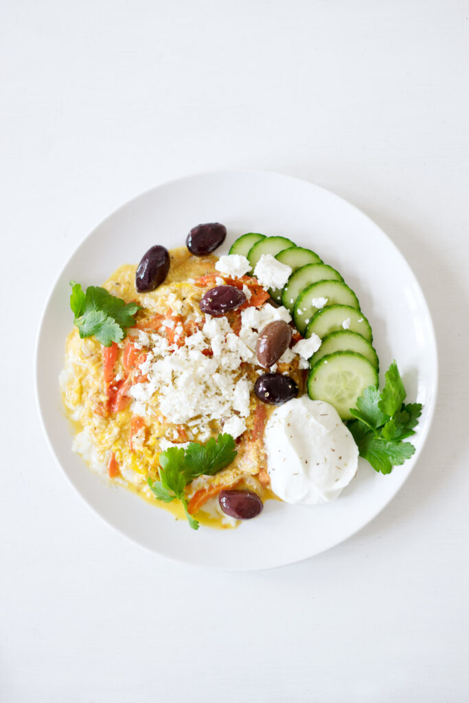 Türkisches Rührei mit Zwiebeln, Paprika und Tomaten - Menemen