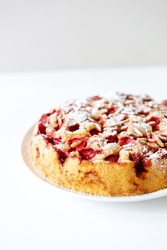 Versunkener Erdbeerkuchen mit Olivenöl und Pinienkernen