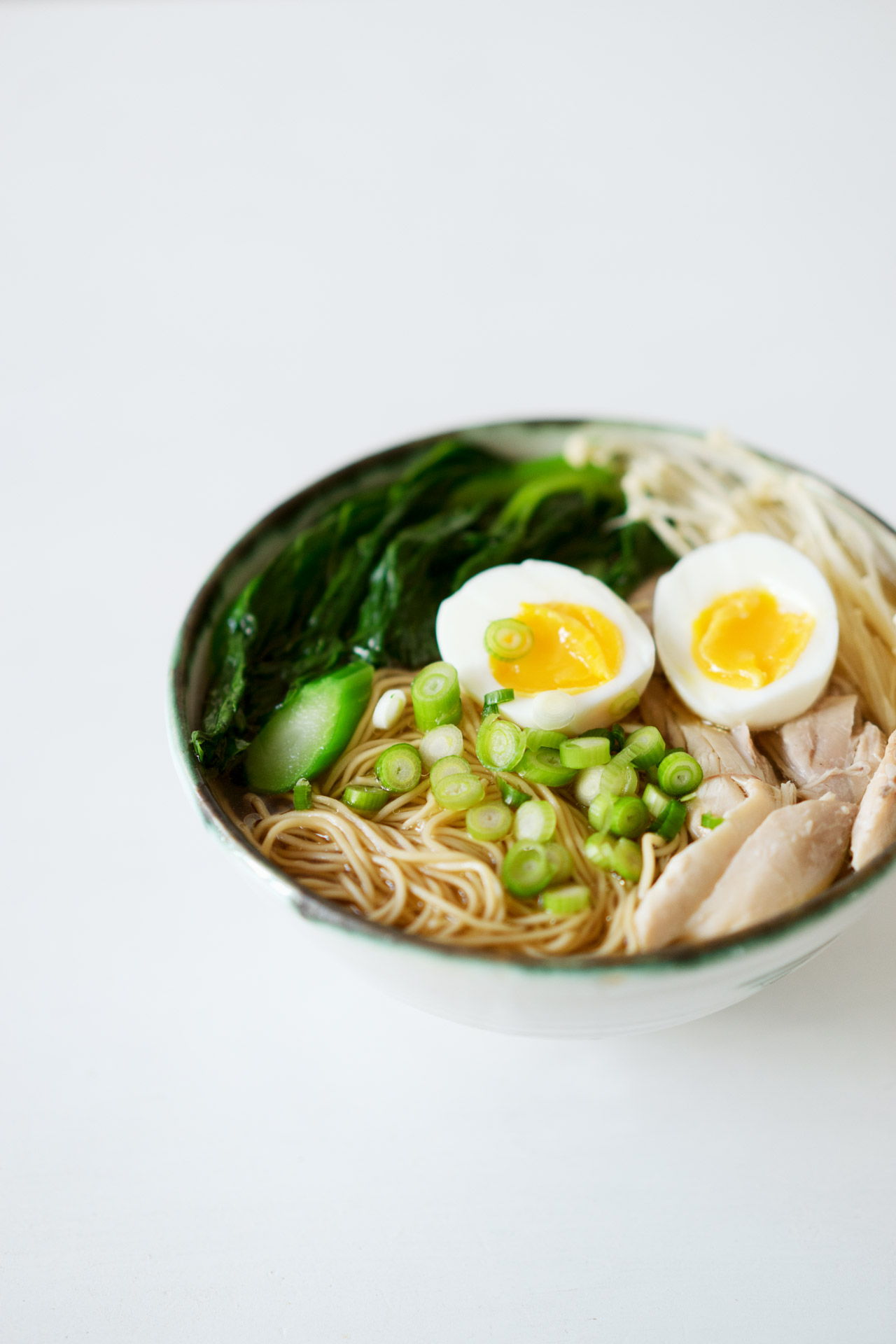 Asiatische Hühnersuppe mit Nudeln, Brokkoli, Enoki und Ei