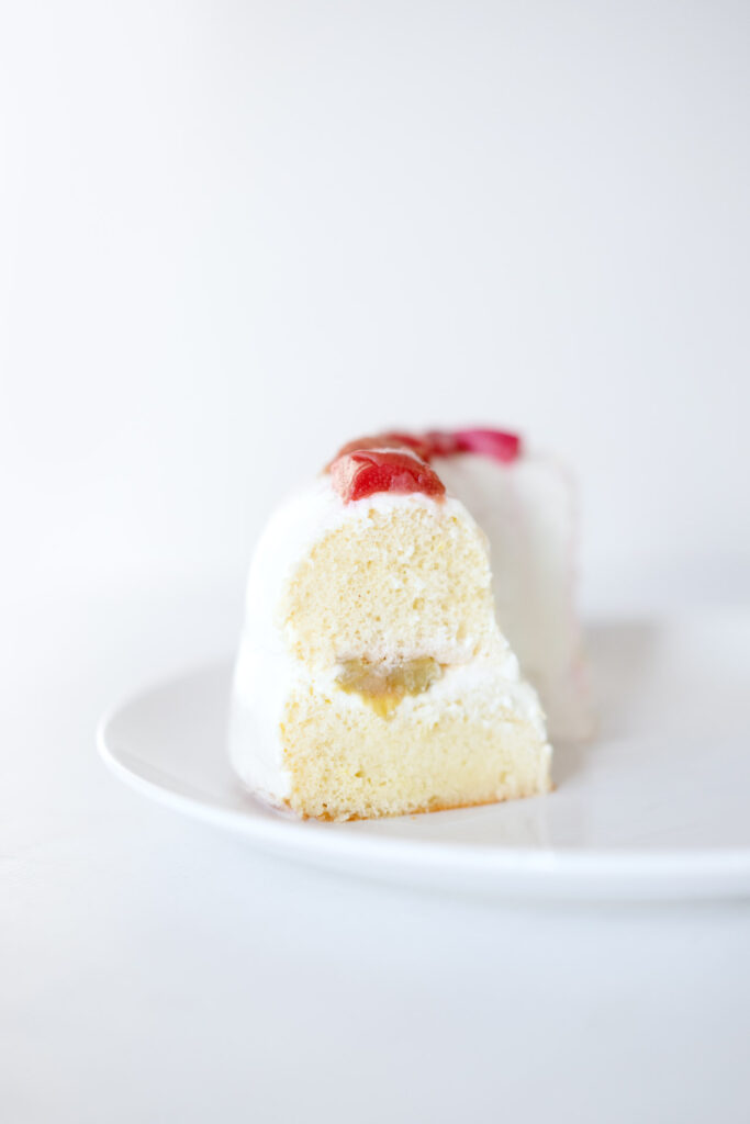 Chiffon Cake mit Quark-Frischkäse-Creme und geröstetem Rhabarber