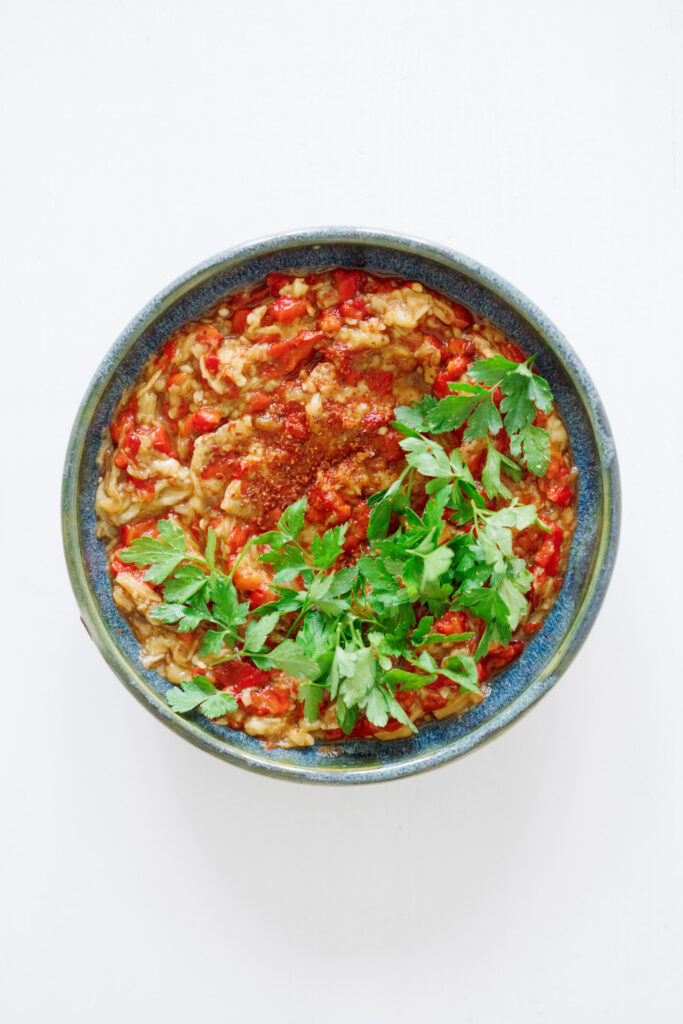 Dip aus gerösteter Aubergine und Paprika