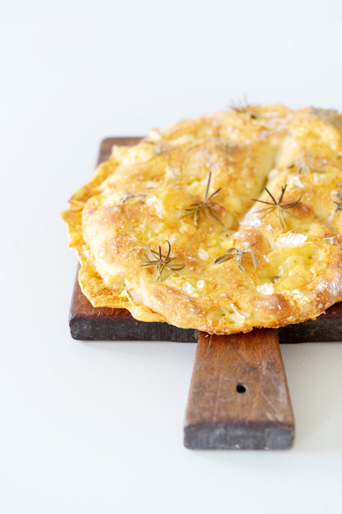 Fougasse mit mediterranen Kräutern und Camembert