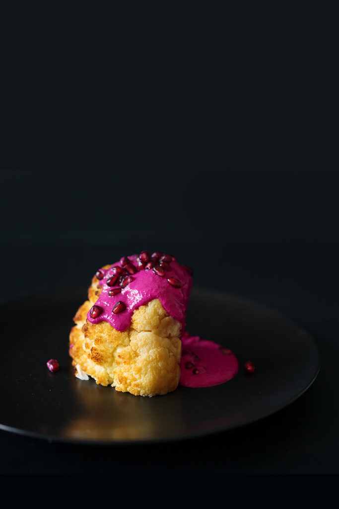 Ganzer gerösteter Blumenkohl mit Rote Bete-Tahini-Dip