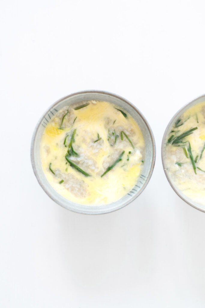 Japanischer Reiseintopf mit Schnittknoblauch und Ei - Zosui