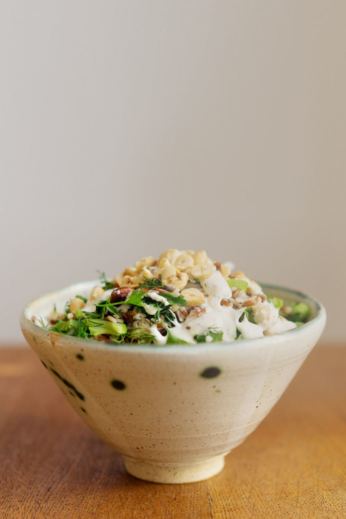 Reissalat mit Hähnchenbrust, Sellerie, Kräutern und Haselnüssen