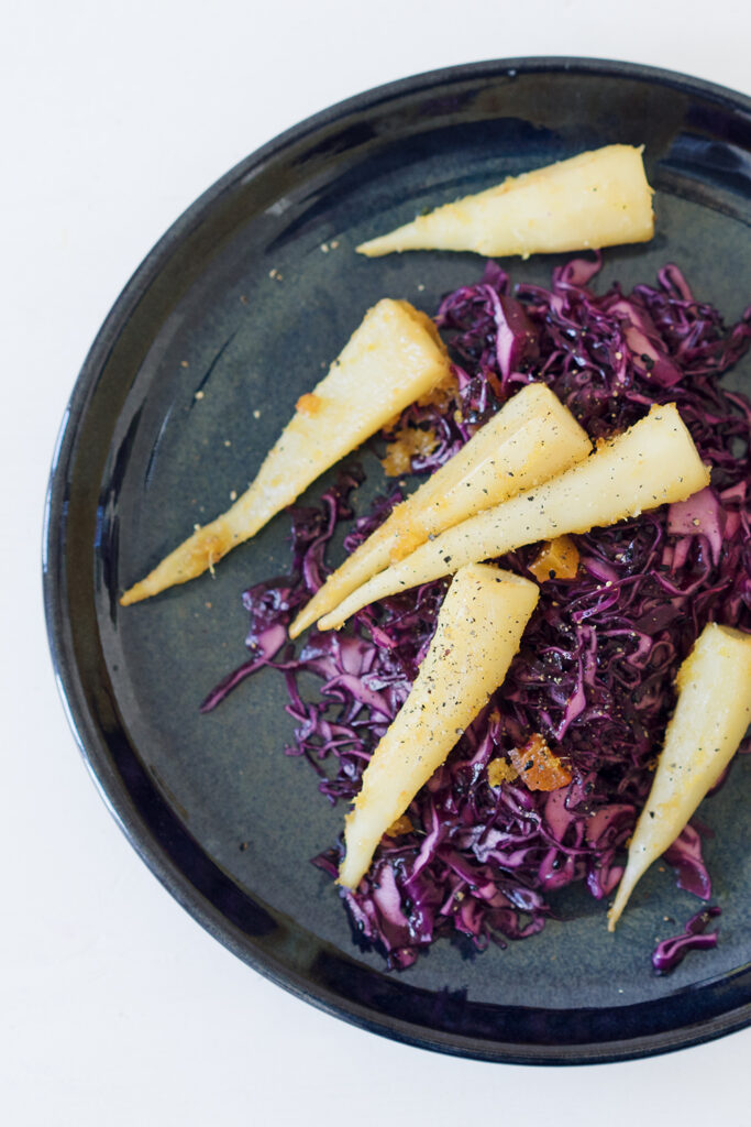 Rotkohlsalat mit Mandarinen-Dressing und karamellisierten Petersilienwurzeln