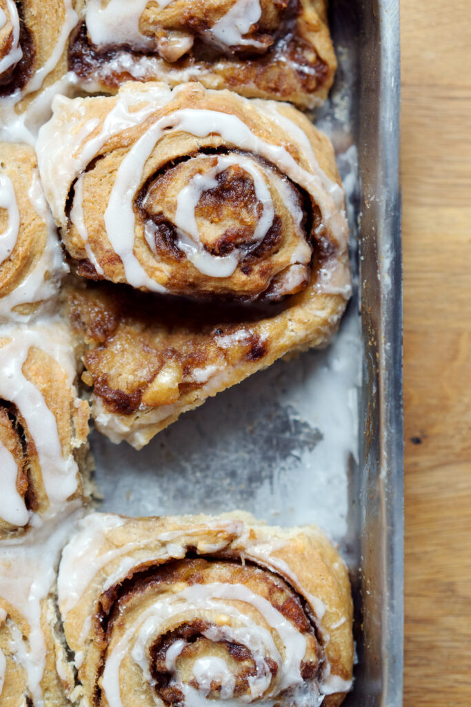 Sauerteig-Zimtschnecken mit Äpfeln und Kardamom