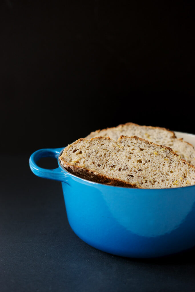 Sauerteigbrot mit Saaten und gebratenem Lauch aus dem Bräter