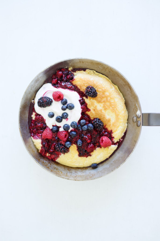 Süßes Omelette mit Beerensauce - Omlet biszkoptowy