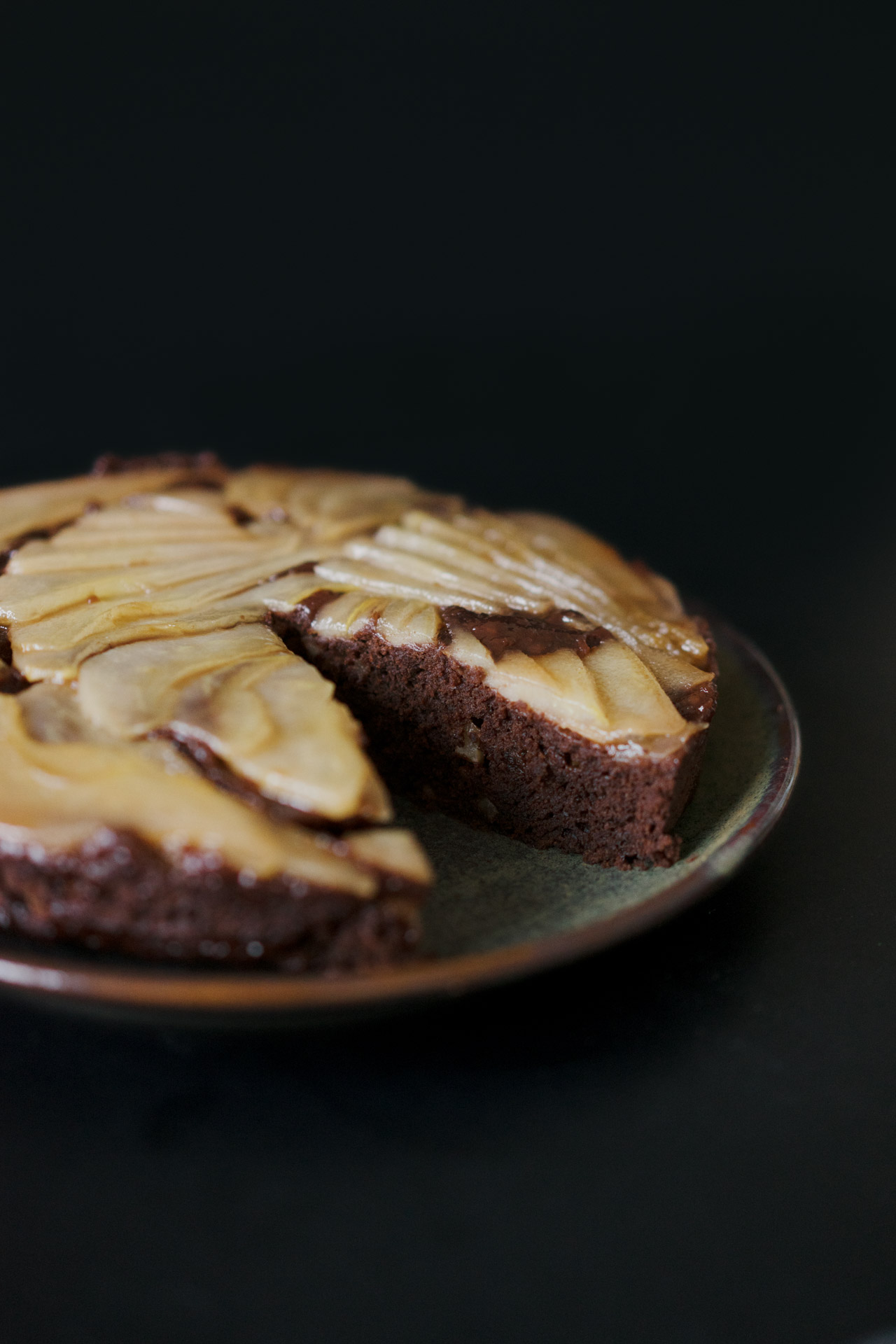 Upside-Down Schokoladenkuchen mit karamellisierten Birnen
