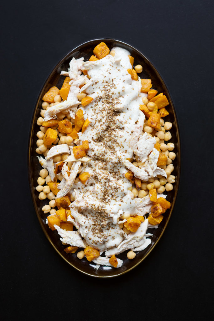 Pochiertes Hähnchenbrustfilet, Kichererbsen und Kürbis mit Joghurt-Tahini-Sauce