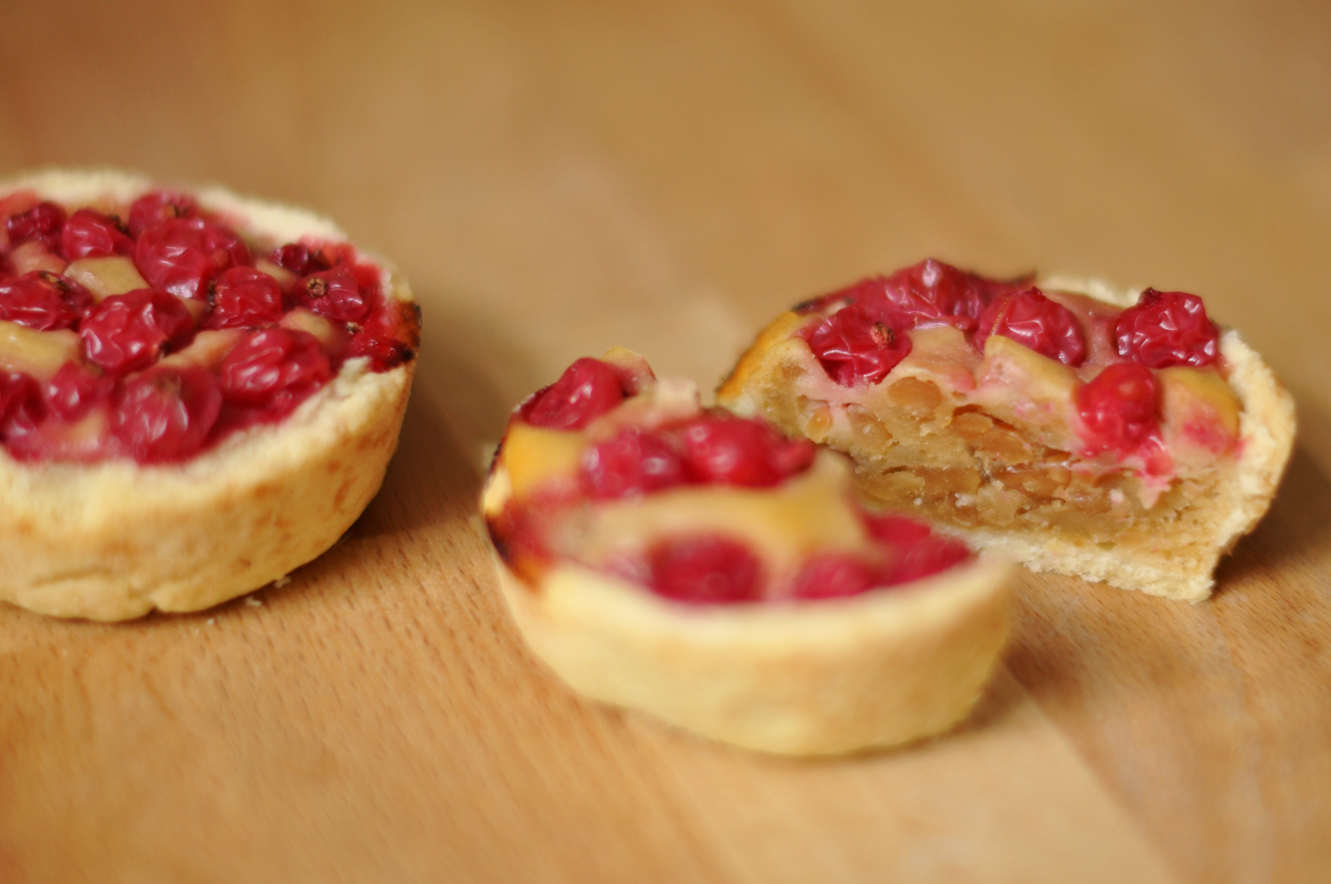 „Erdnussbutter-Johannisbeer-Tartelettes