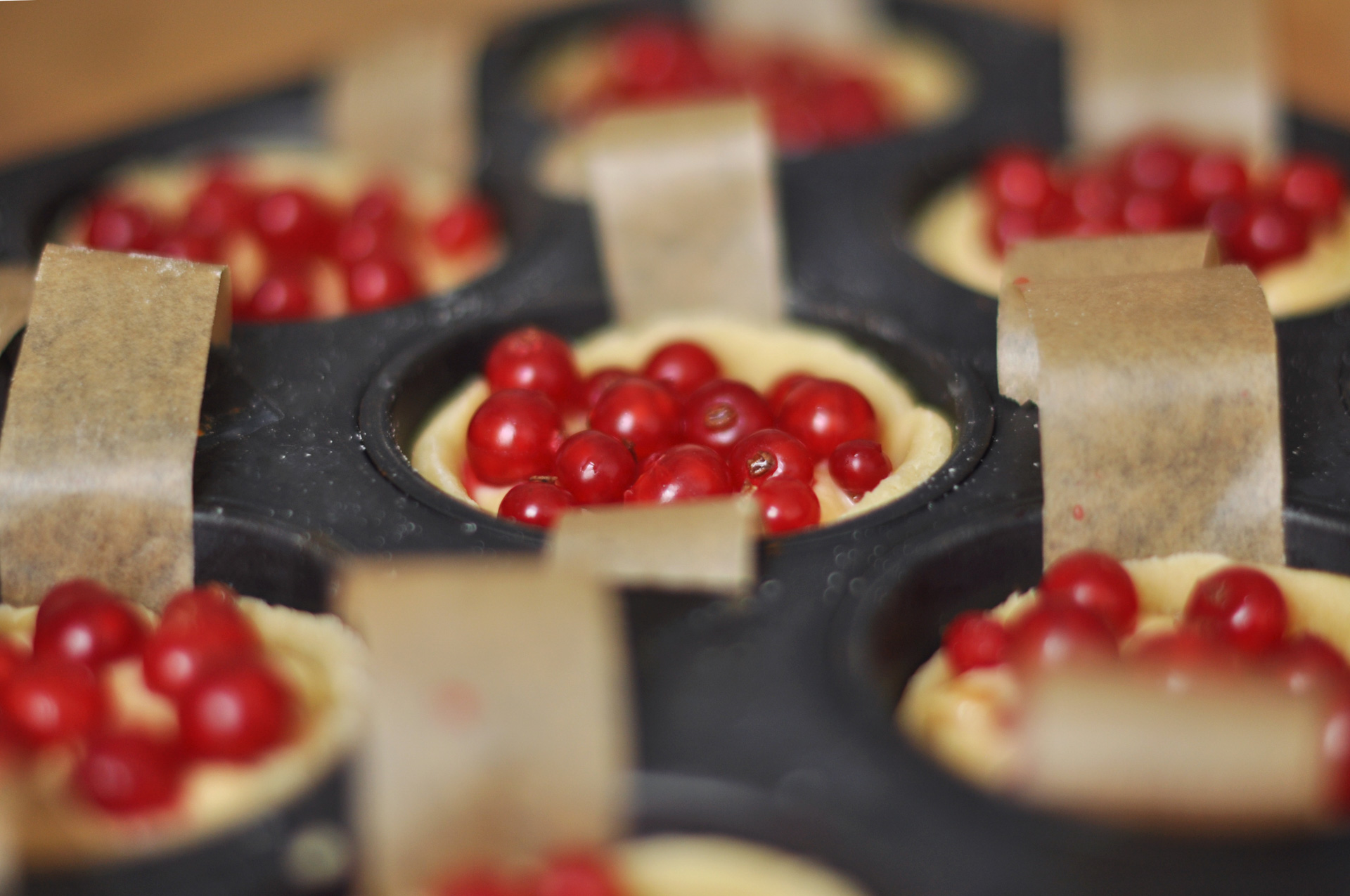 „Erdnussbutter-Johannisbeer-Tartelettes