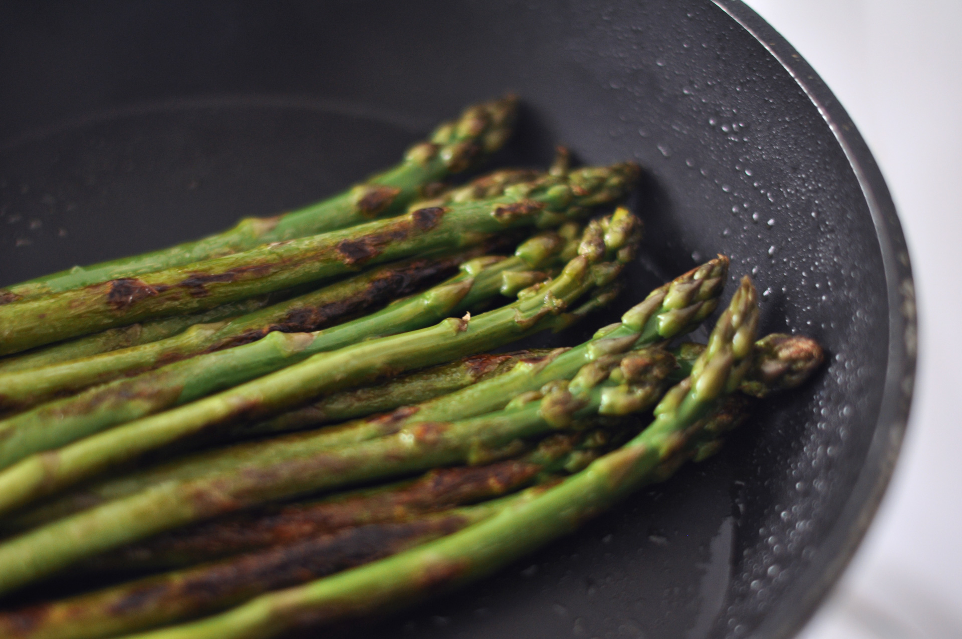 „Karamellisierter grüner Spargel
