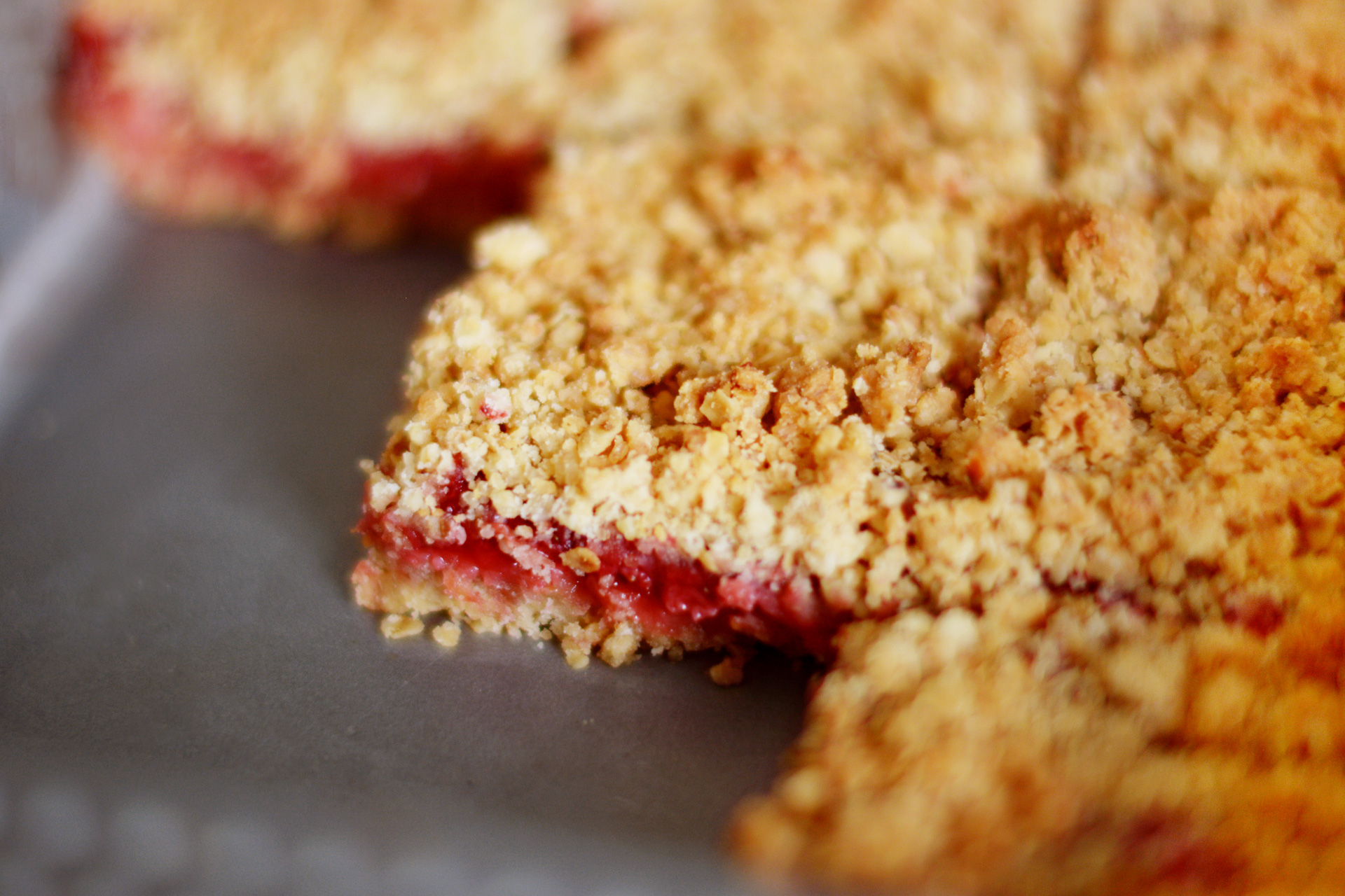 „Erdbeer-Rhabarber-Streuselschnitten