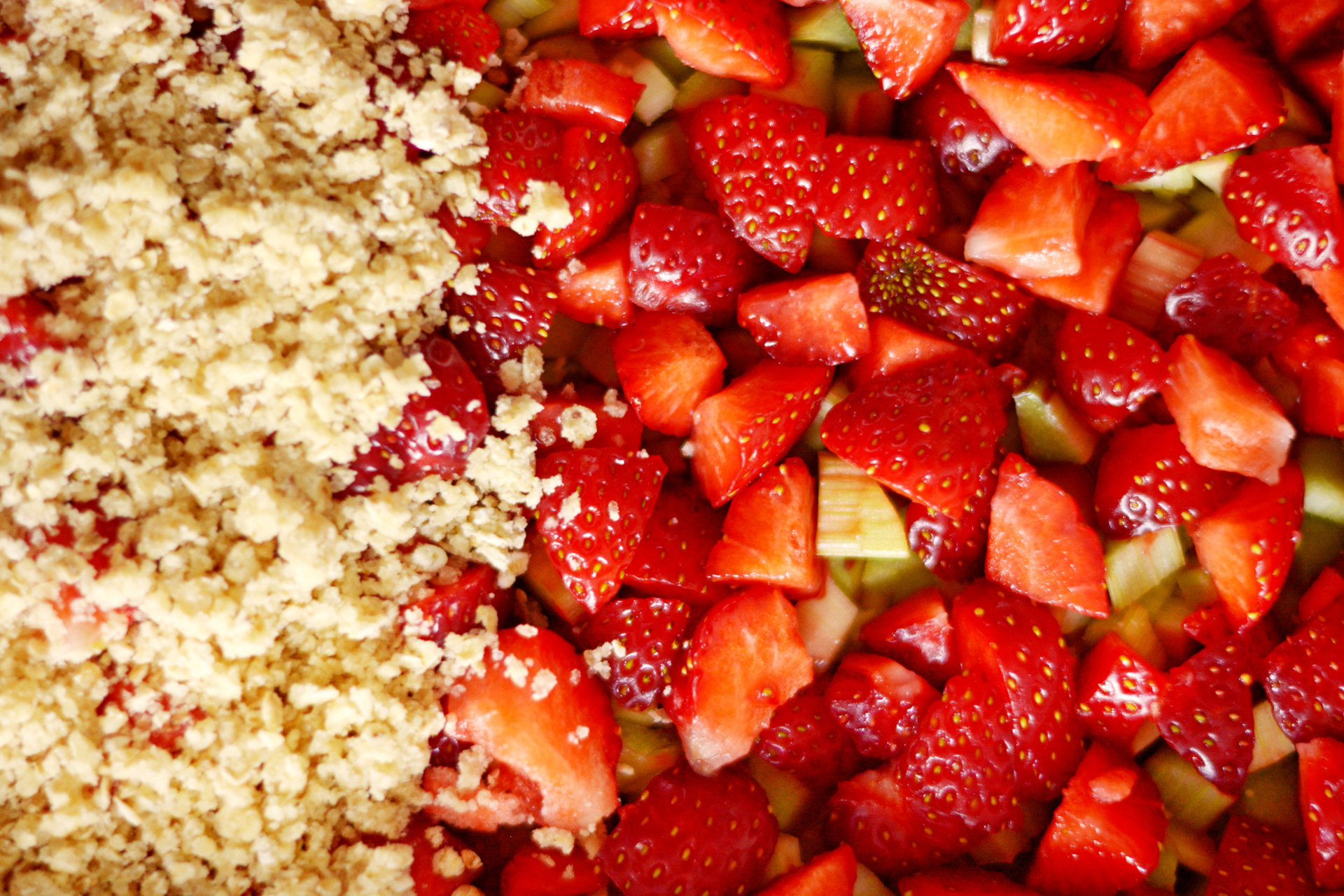 „Erdbeer-Rhabarber-Streuselschnitten