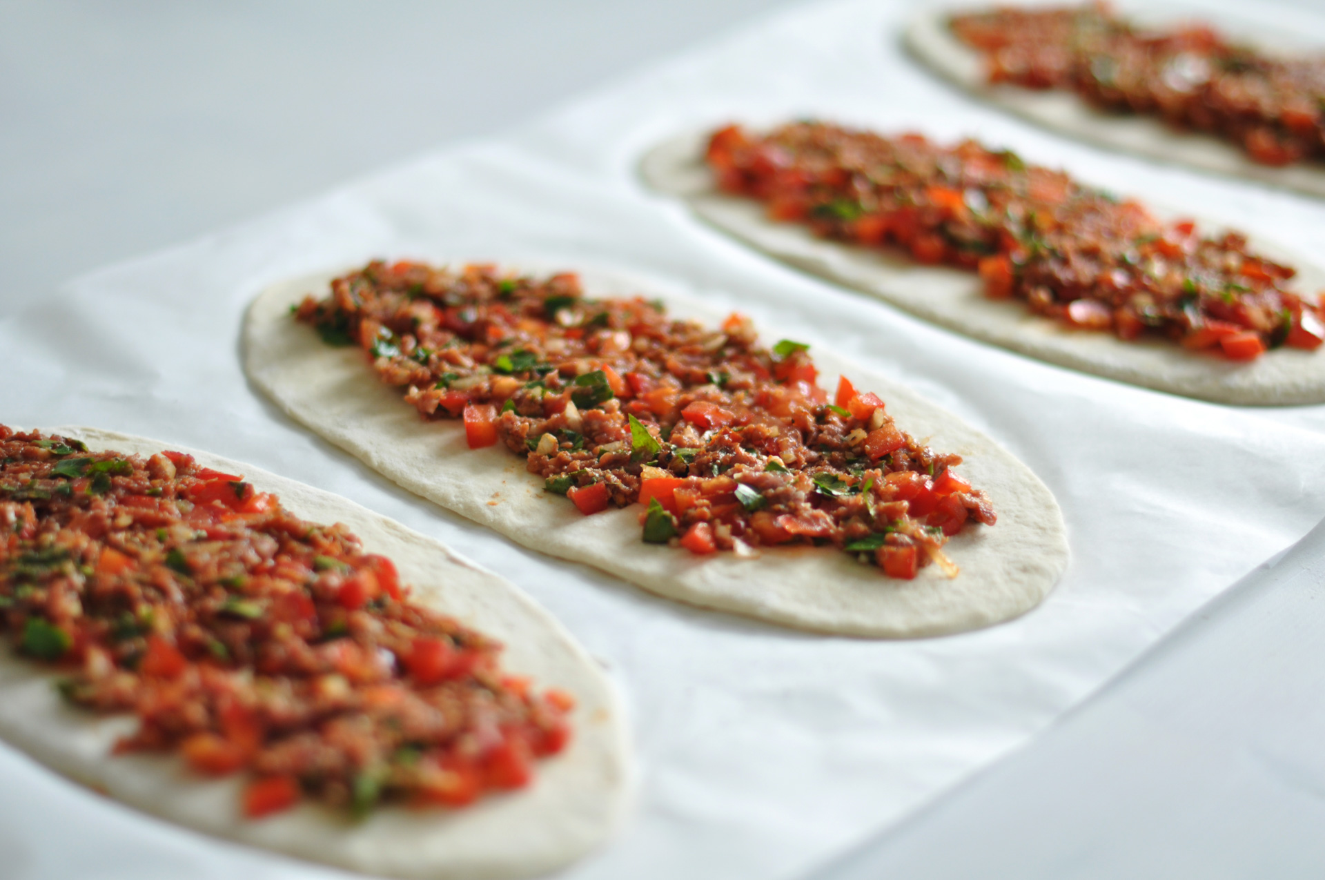 „Gefüllte Pide mit Lammhackfleisch